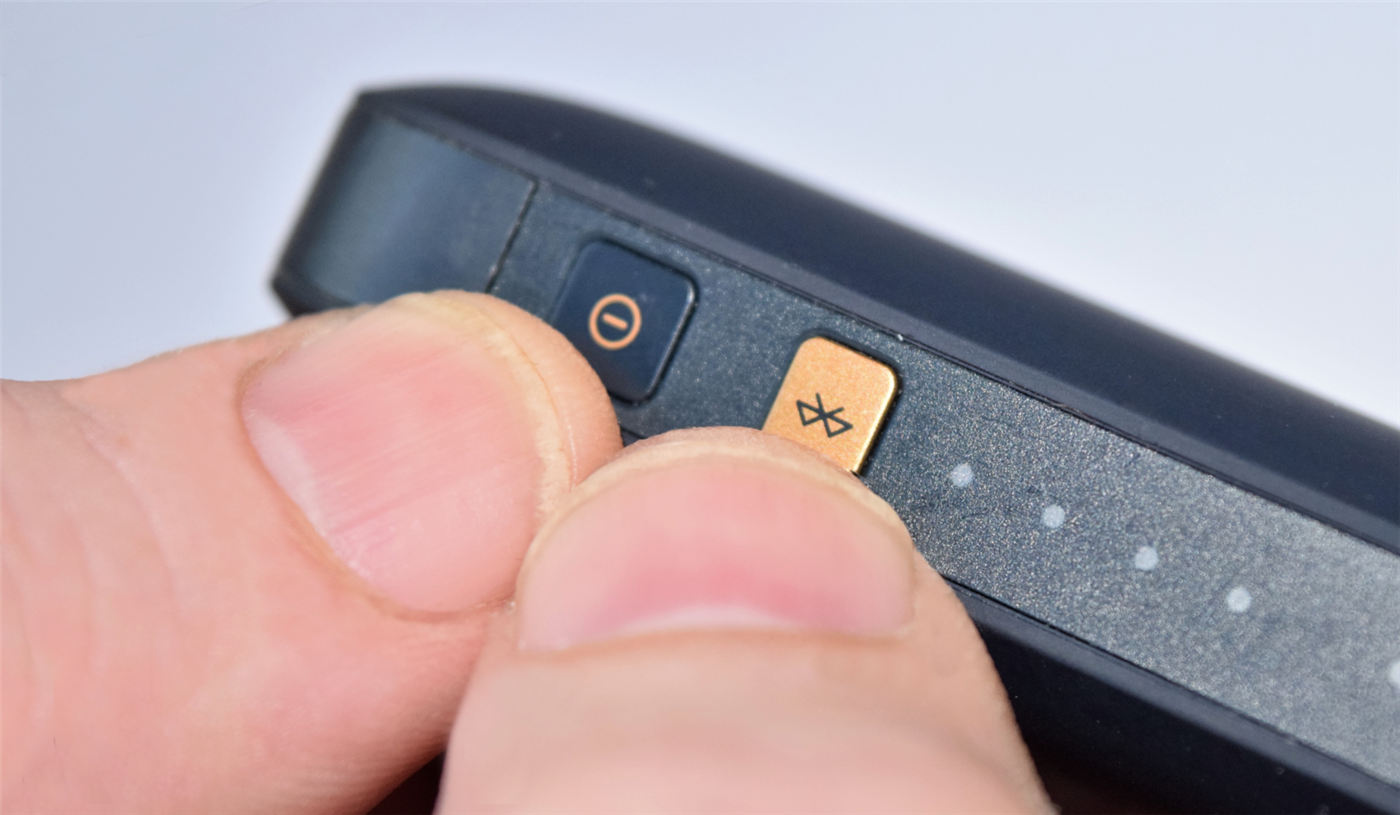 Wie setze ich IQOS zurück, wenn es Probleme beim Aufladen gibt und die rote Kontrollleuchte blinkt?